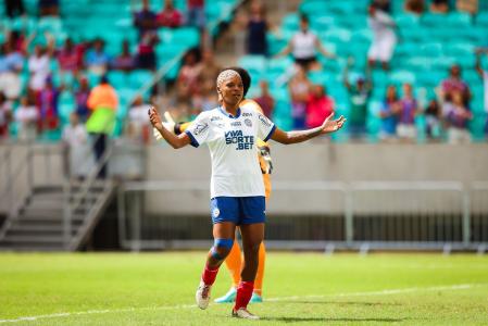 Rhaizza foi o grande nome da partida e anotou os três gols do Bahia