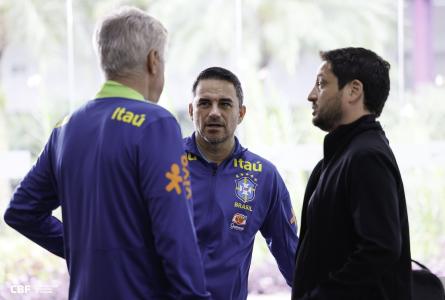 Rodrigo Caetano (ao centro), executivo da Seleção Brasileira