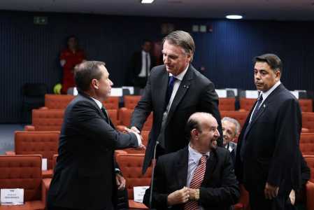 Cid pega na mão de Bolsonaro em dia de depoimento no STF