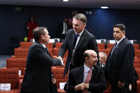 Cid pega na mão de Bolsonaro em dia de depoimento no STF