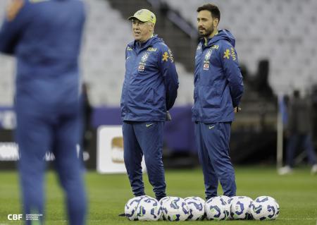 Carlo e Davide Ancelotti durante treino da Seleção Brasileira na Neo Química Arena, em São Paulo