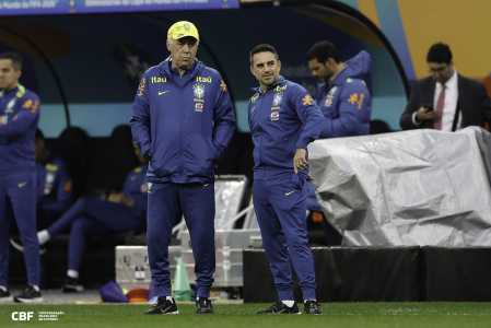 À esquerda, o técnico Carlo Ancelotti, e à direita, o coordenador executivo geral das Seleções Masculinas do Brasil, Rodrigo Caetano