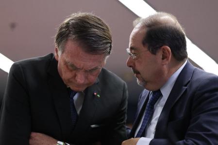 Bolsonaro conversa com o seu advogado antes de depor no STF