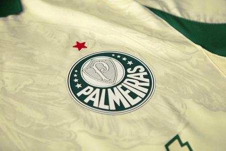 Escudo do Palmeiras em camisa da temporada 2025