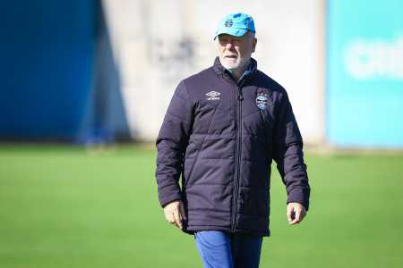 Mano Menezes prepara equipe do Grêmio para enfrentar o Corinthians