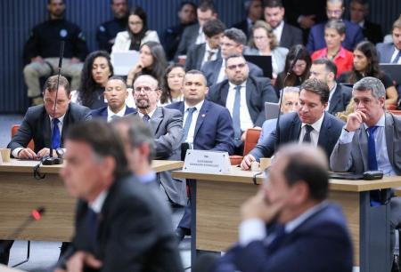 Ex-presidente Bolsonaro e Mauro Cid ficaram cara a cara durante fase de interrogatório na Primeira Turma do STF