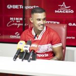 Ex-Cruzeiro, Pottker é apresentado no CRB e projeta duelo na Copa do Brasil