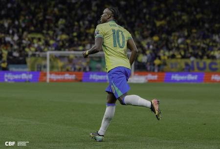 Vini Jr. em partida pela Seleção Brasileira