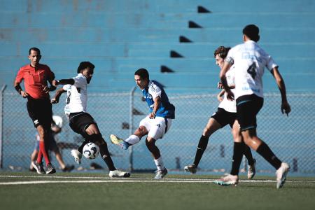 Jogadores de Cruzeiro e Grêmio antes de partida pelo Brasileiro Sub-20