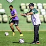 Escalação do América: com desfalques, Enderson pode promover estreia entre titulares
