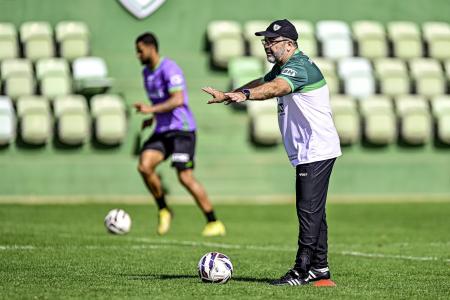 Enderson Moreira promoverá mudanças entre os titulares do América