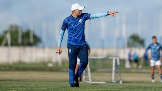 Técnico Higo Magalhães durante treino do CSA