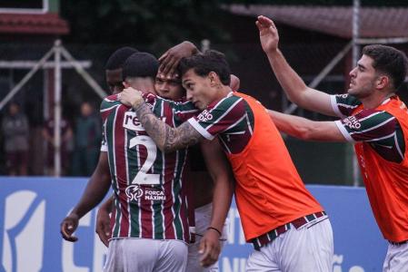 Kelwin celebra o gol da vitória do Fluminense sobre o Athletico-PR
