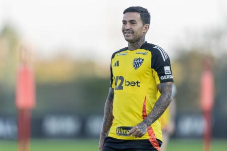 Dudu durante treino no Atlético antes de jogo contra o Internacional pelo Brasileirão de 2025