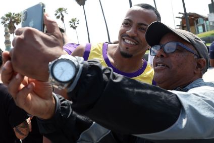 Marlon Freitas, capitão do Botafogo, durante ação do clube em Venice Beach, na Califórnia