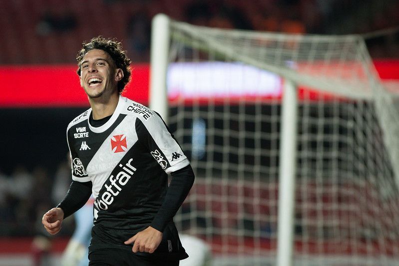 Destaque do Vasco celebra tempo de descanso e momento com Fernando Diniz