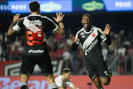 Rayan comemora o gol que abriu a vitória do Vasco sobre o São Paulo