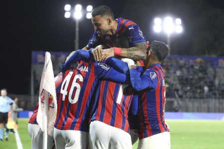 Jogadores do Bahia comemoram gol sobre o Red Bull Bragantino no Brasileirão