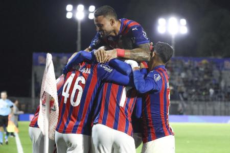 Jogadores do Bahia comemoram gol sobre o Red Bull Bragantino no Brasileirão