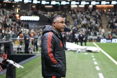 Roger Machado à beira do gramado da Arena MRV