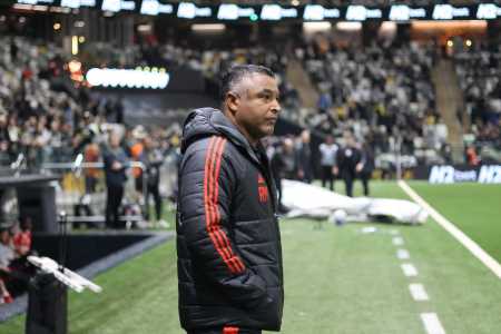 Roger Machado à beira do gramado da Arena MRV