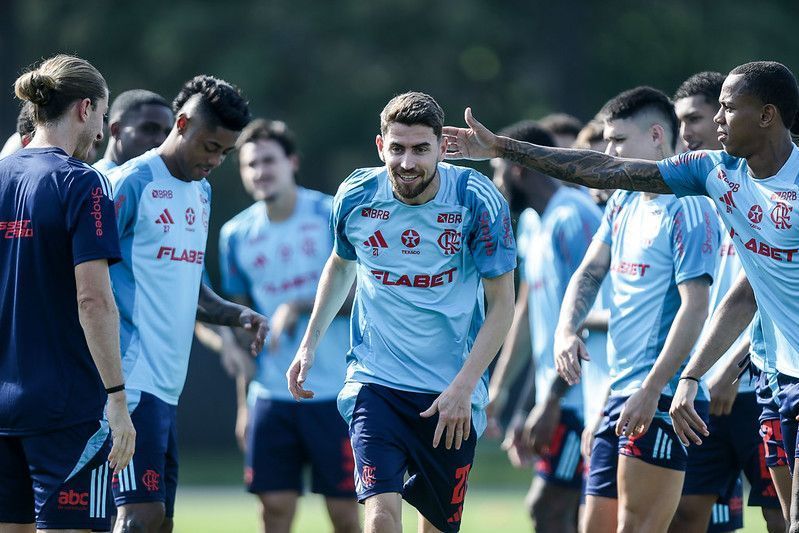Alex Sandro, Arrascaeta e De La Cruz desfalcam Flamengo em primeiro treino nos EUA
