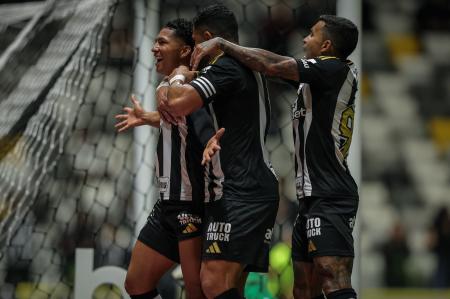 Rony, Hulk e Dudu comemoram gol do Atlético sobre o Inter no Brasileirão de 2025