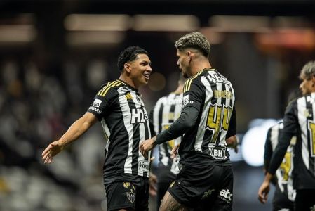 Rony e Rubens comemoram gol do Atlético em partida contra o Internacional