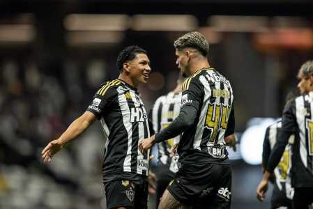 Rony e Rubens comemoram gol do Atlético em partida contra o Internacional