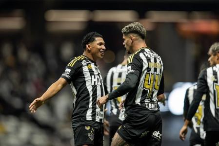 Rony e Rubens comemoram gol do Atlético em partida contra o Internacional
