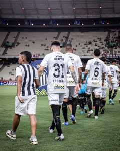 Elenco do Santos entre no gramado da Arena Castelão para jogo contra o Fortaleza