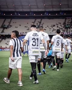 Elenco do Santos entre no gramado da Arena Castelão para jogo contra o Fortaleza