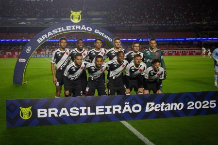 Jogadores do Vasco antes de partida contra o São Paulo