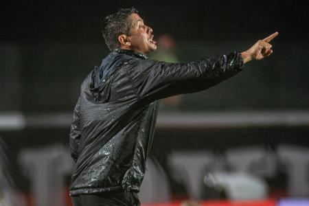 Thiago Carpini durante jogo do Vitória no Barradão