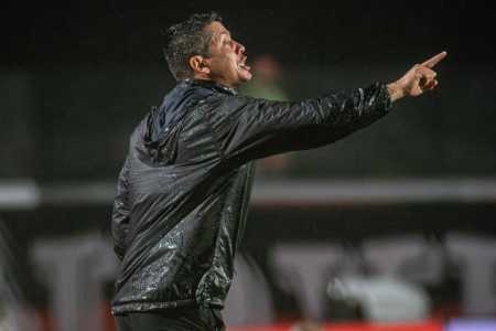 Thiago Carpini durante jogo do Vitória no Barradão