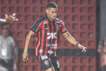 Lateral-esquerdo Maykon Jesus em ação pelo Vitória, contra o Cruzeiro