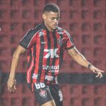 Cria da base do Atlético vira única opção do Vitória para lateral esquerda