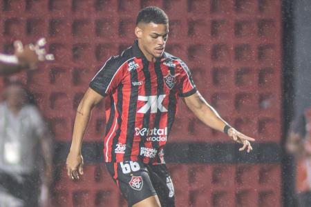 Lateral-esquerdo Maykon Jesus em ação pelo Vitória, contra o Cruzeiro