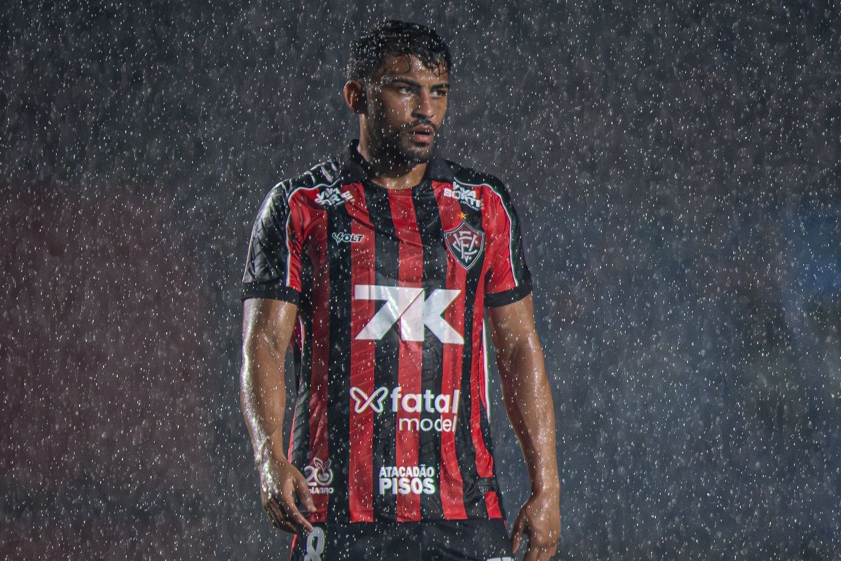 Volante do Vitória recebe proposta da Europa e pode deixar o clube