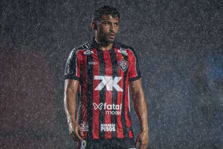 Ronald em campo pelo Vitória contra o Cruzeiro, no Campeonato Brasileiro