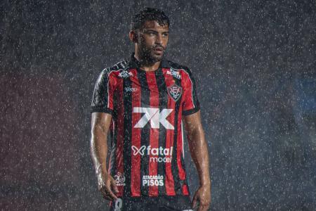 Ronald em campo pelo Vitória contra o Cruzeiro, no Campeonato Brasileiro