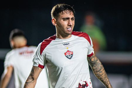 Gustavo Silva, o Mosquito, durante aquecimento na partida entre Vitória e Cruzeiro