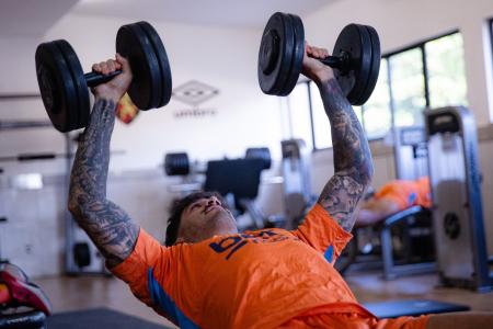 Atleta do Sport faz exercício na academia do clube