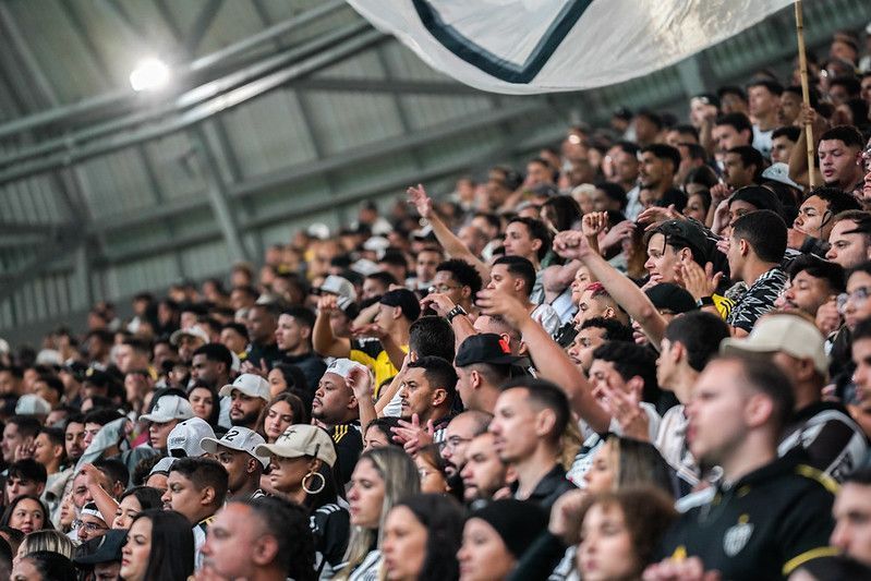 Rony, Scarpa e Igor Gomes recebem vaias da torcida do Atlético na Arena MRV