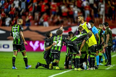 Jogadores do América em vitória sobre o Vila Nova