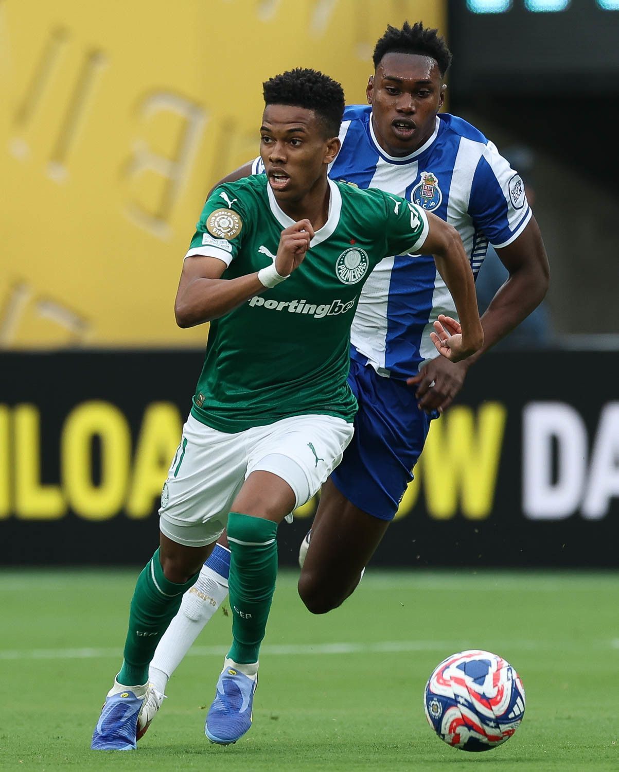 Eleito melhor em campo, Estêvão é direto sobre atuação em Palmeiras x Porto