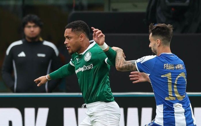 Vitor Roque em ação pelo Palmeiras contra o Porto no Mundial