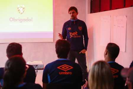 Paulo André, ex-zagueiro do Cruzeiro, durante workshop de integração do Sport