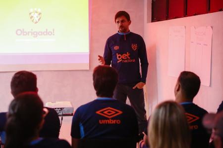 Paulo André, ex-zagueiro do Cruzeiro, durante workshop de integração do Sport