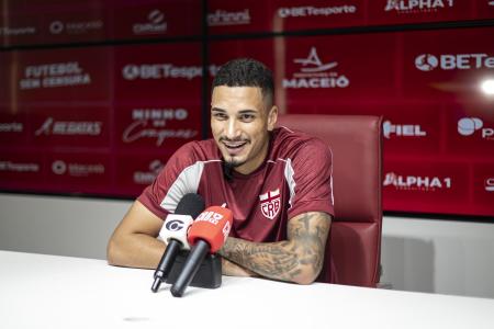 Henri durante entrevista coletiva